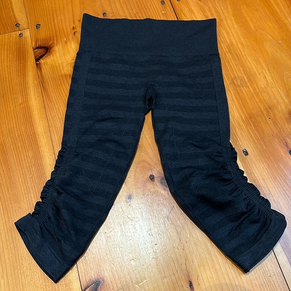 LULULEMON 4 In The Flow Crop Striped Black Charcoal Seamless - Picture 4 of 8